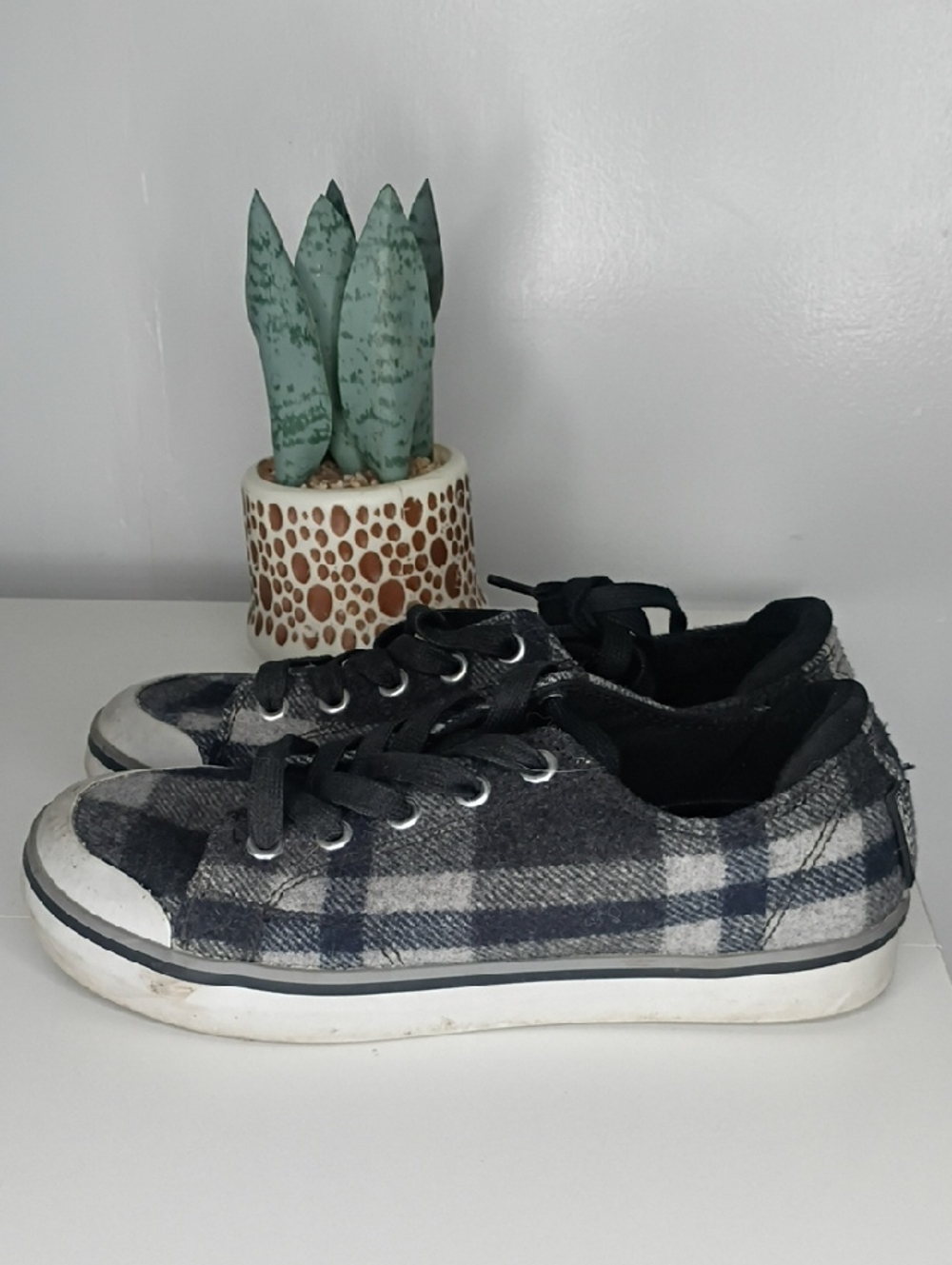 Keen Elsa III plaid wool sneakers in black and gray.  Size 6